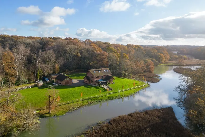 Serene Riverside: 6BR Luxury Retreat in Curdridge - Image 1