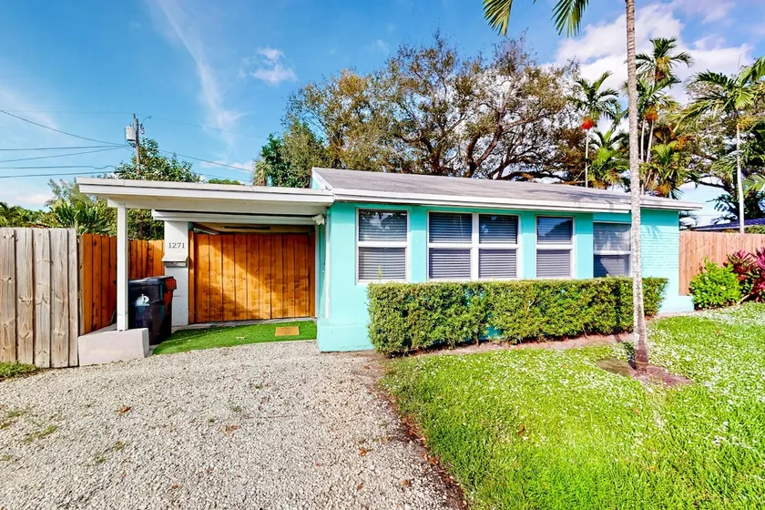2BR snowbird friendly home with enclosed yard - Image 1