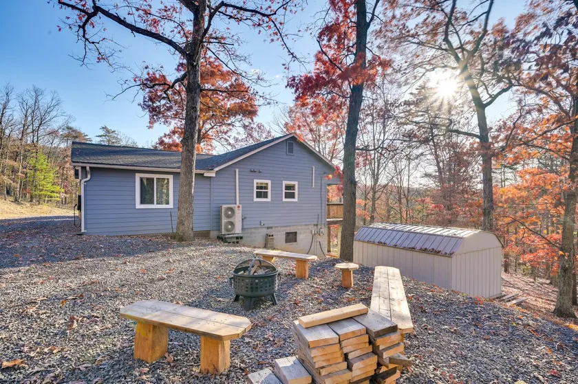 Serene Springfield Retreat on 6 Acres with Hot Tub - Image 1
