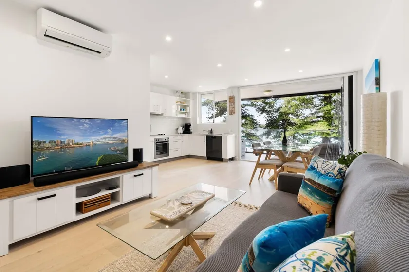 Stylish Manly Apartment with Harbour Views - Image 1