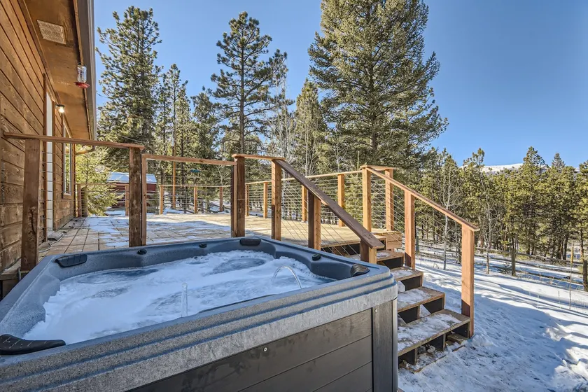 Mountain Serenity: Hot Tub, Views, & Fast Wifi - Image 1