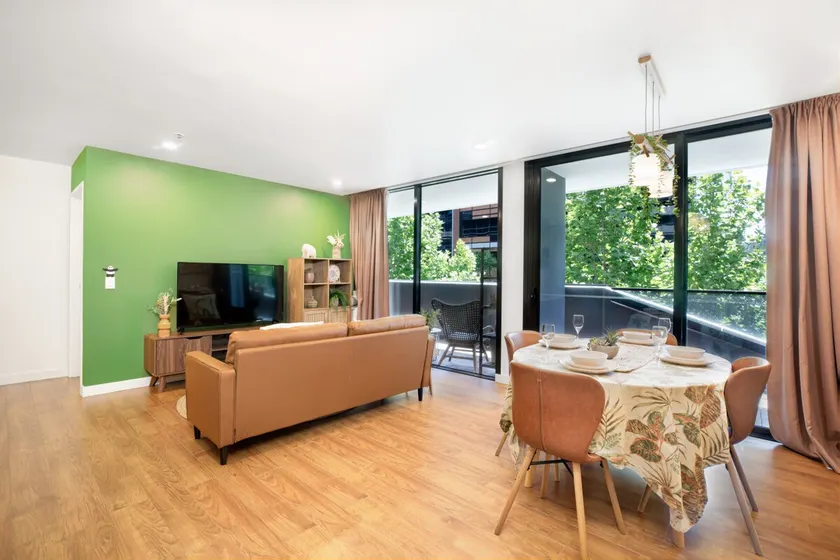 Spacious 2-bed apt in Docklands Balcony & Free Parking - Image 1