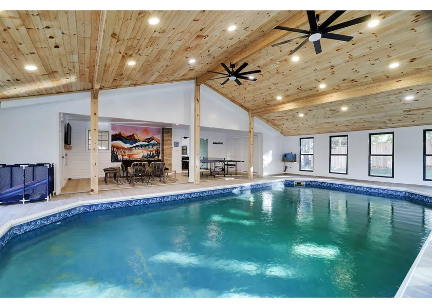 Poconos Home w/all-season indoor pool, sleeps 8 - Image 1