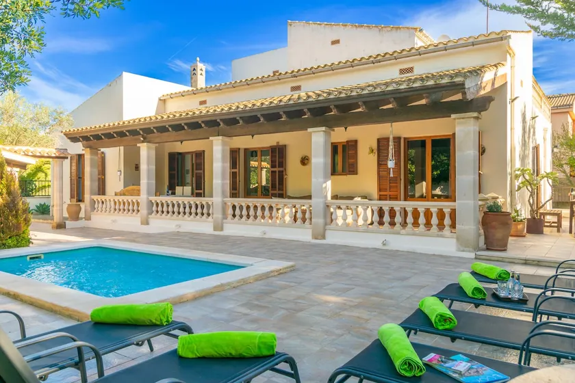 Villa Pomeres med pool og have. - Image 1