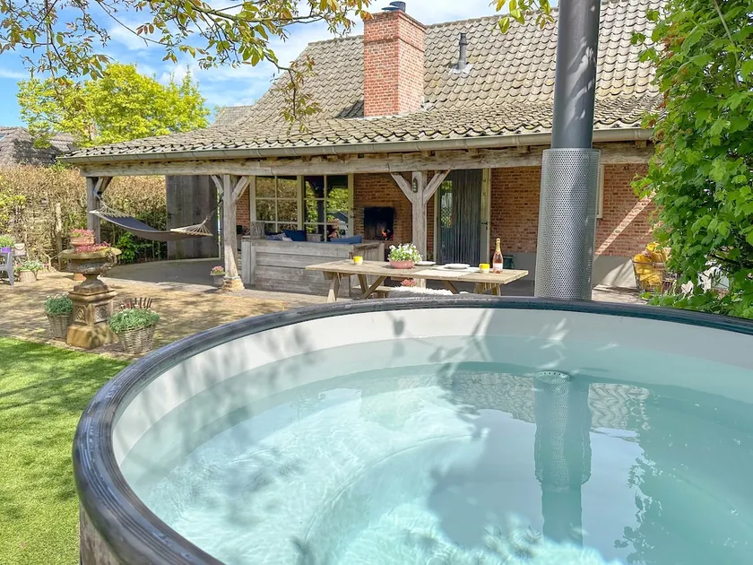 Idyllic House with hot tub and garden - Image 1