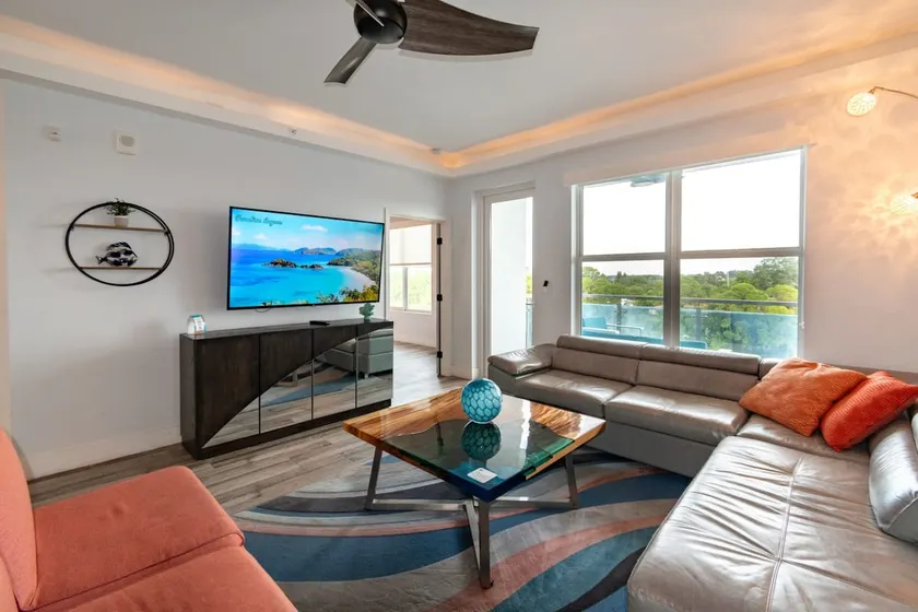 Waterfront condo w/ pool & sauna - Image 1