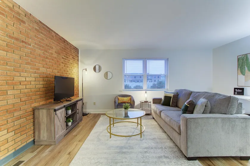 Stylish 2BR Apt w/ Parking, Near Airport - Image 1