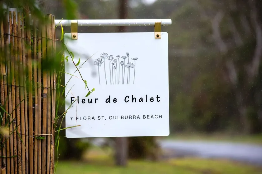 Fleur de Chalet - Pet Friendly - 10 Mins Walk to Beach - Image 1
