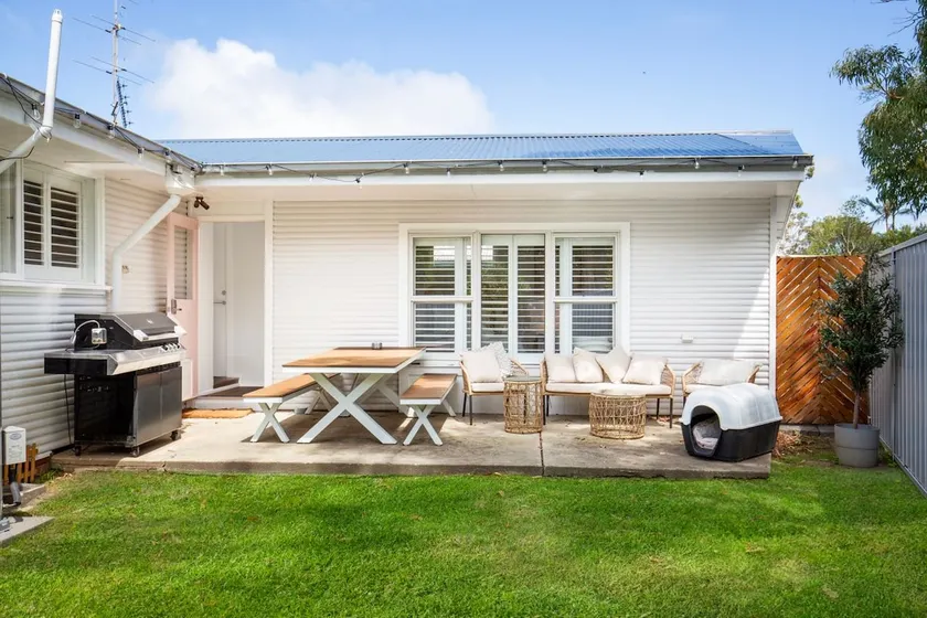 Fleur de Chalet - Pet Friendly - 10 Mins Walk to Beach - Image 1