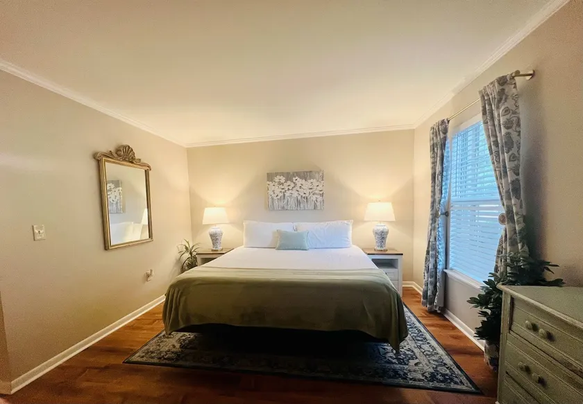 Lakefront Condo - King Bed Full Kitchen - Image 1