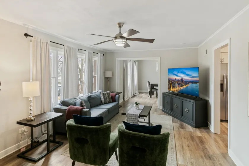 Modern Home near DT Libertyville and Naval Base - Image 1