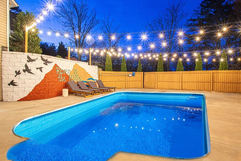 Resort-style home w/ heated pool, hot tub, arcade - Image 1