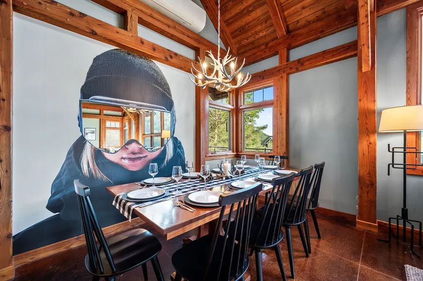 Walk to Village! Stunning timber chalet! Hot-Tub, Bonfire & more! - Image 1