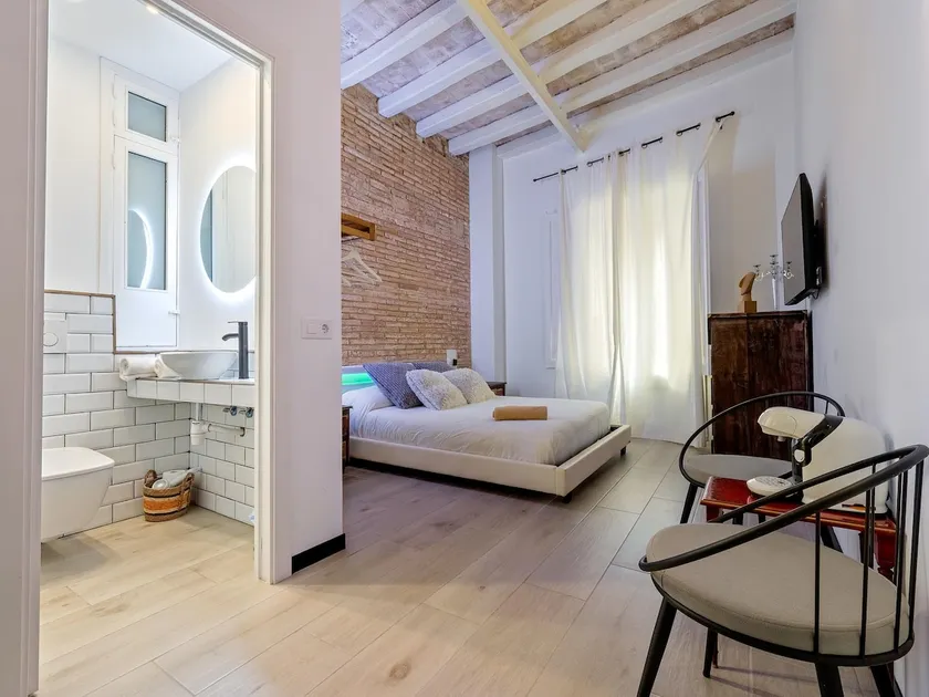 Chambre privée avec plusieurs espaces communs - Image 1