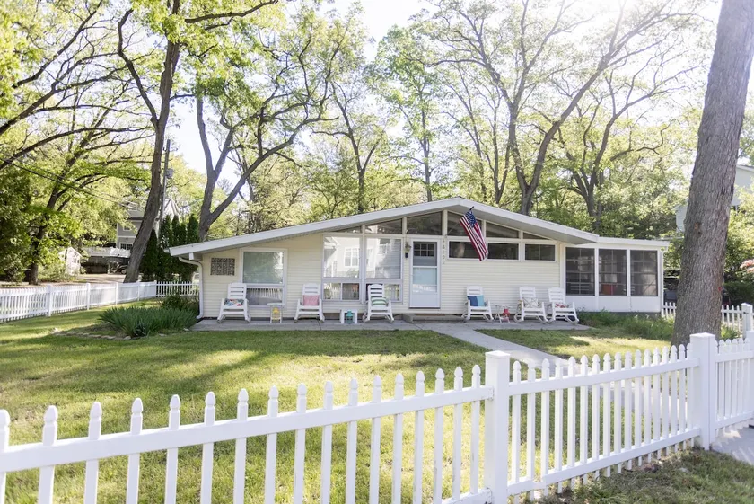 1000 FT From Lake Michigan, Hot Tub, Golf Cart - Image 1