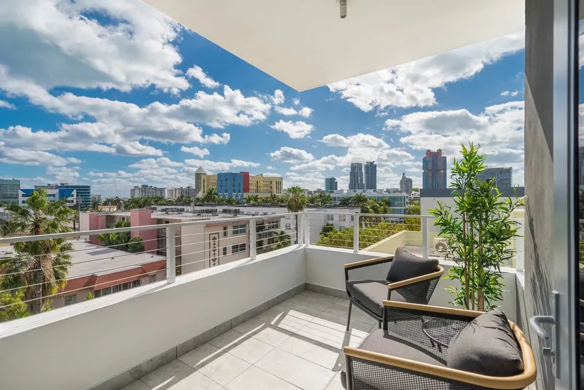 Modern 2-Bed Comfort in Prime South Beach - Image 1