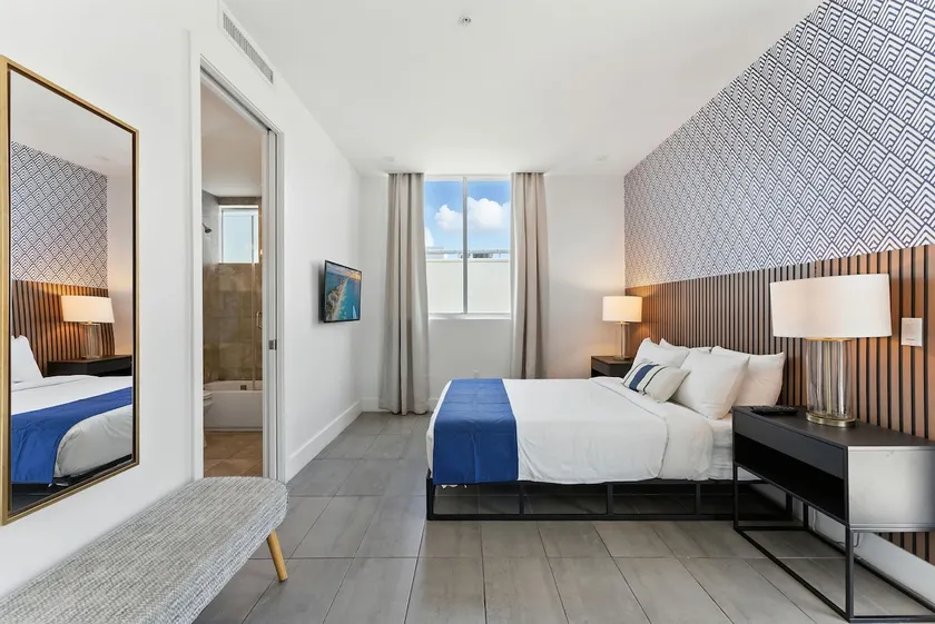 South Beach Oasis, 2-Bed Elegant Gem - Image 1