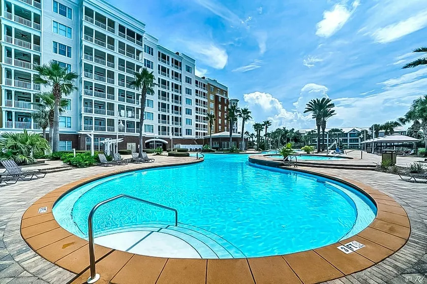 Waterfront Snowbird retreat with private balcony & - Image 1