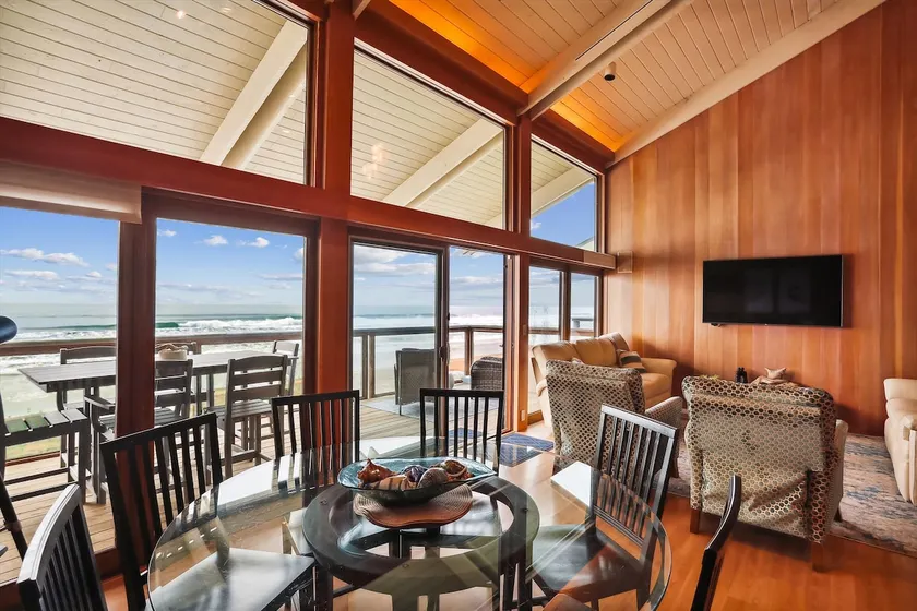 Seashore Retreat: Waterfront Haven - Image 1
