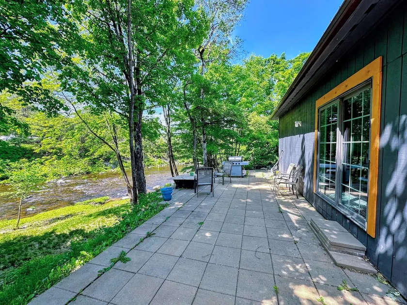 37PA Superbly appointed riverfront home in LIttleton! Skiing, hiking, firepit, wifi! - Image 1