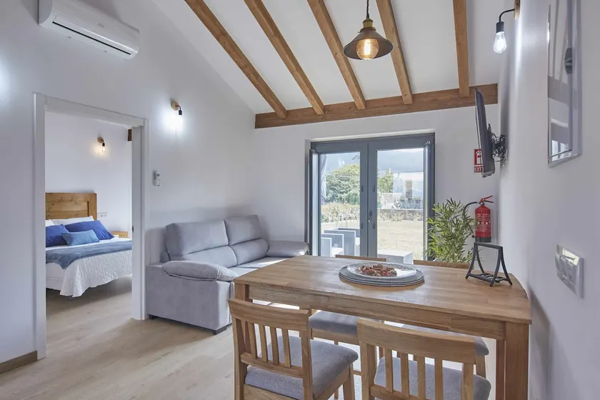 4-seat apartment with sea and mountain views - Image 1