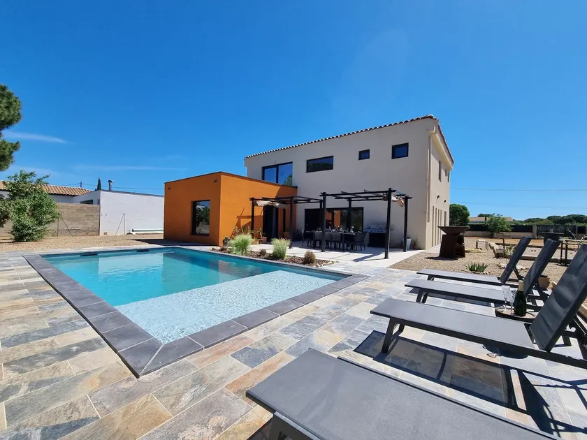 Spacious furnished holiday villa with private pool and covered terrace - Image 1