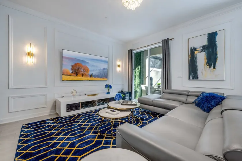 Luxury Chic Modern Home Prime Location - Image 1