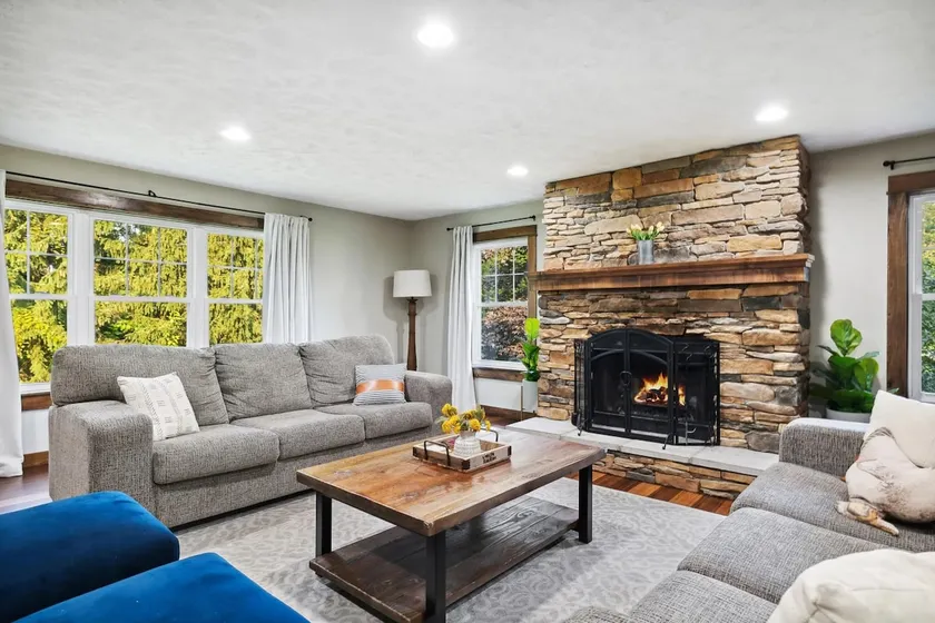 Sawyer Farmhouse -Spacious Retreat with 5 Bedrooms - Image 1