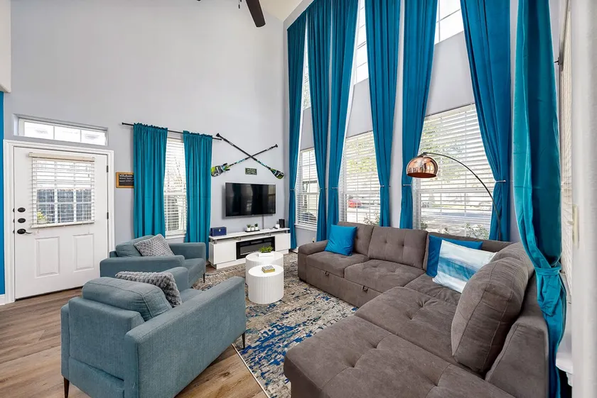 Upstay: Stylish 4BR Getaway in Vibrant East Austin - Image 1