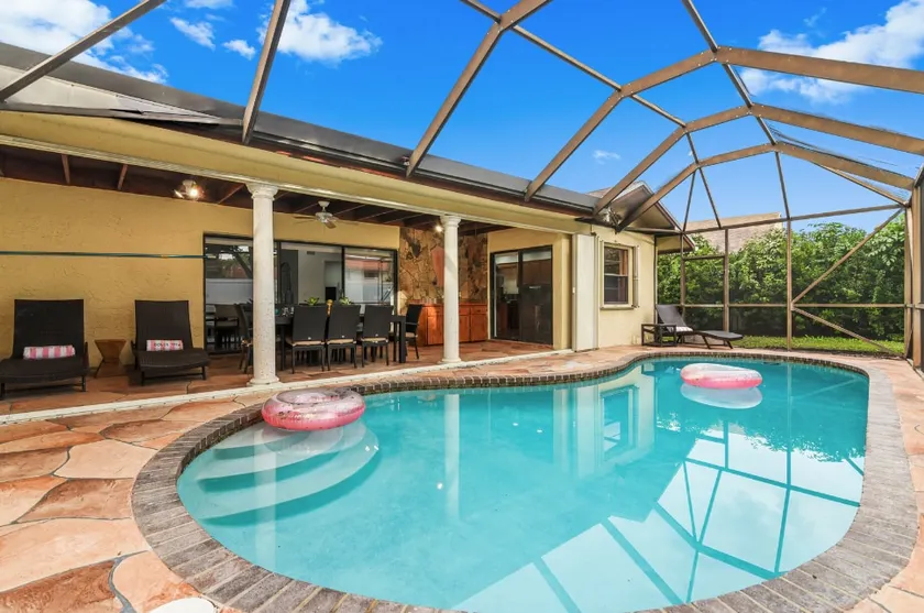 Villa Pine - Heated Pool near Town Center Mall - Image 1