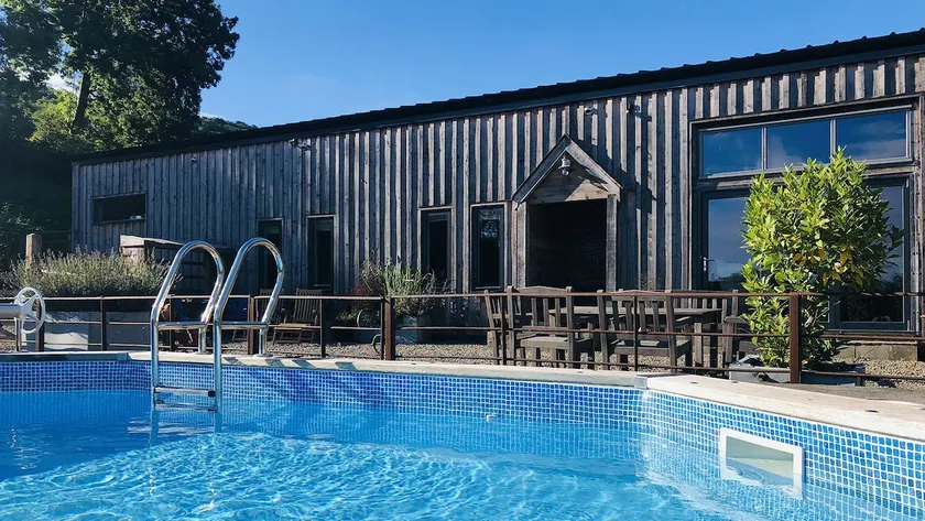 Outshot Barn, with swimming pool near Hay-on-Wye - Image 1