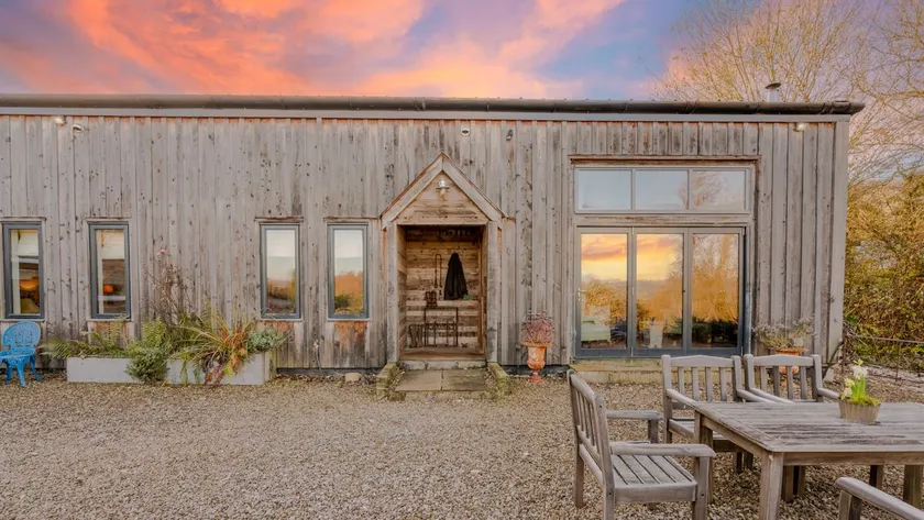 Outshot Barn, with swimming pool near Hay-on-Wye - Image 1