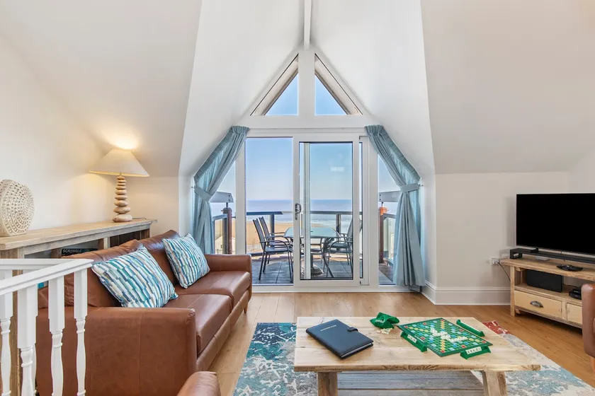 Schooner House - Panoramic Sea Views and Parking - Image 1