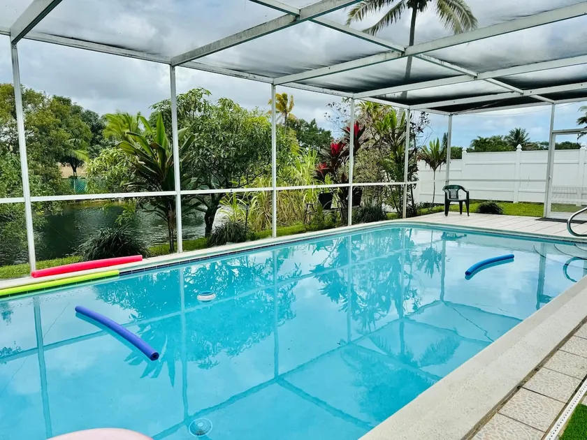 Serenity Spot w/d Pool, Lake, River & Canal View - Image 1