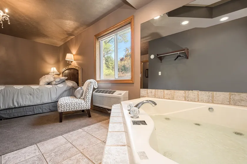 The William Penn | Jacuzzi Tub Historic Inn Room - Image 1