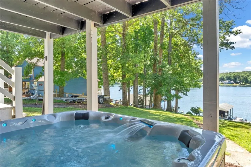 Lake Breeze - Private Dock and Hot tub - Image 1