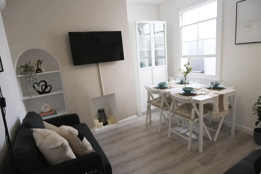 DLuxe Living Estates – Spacious 4BR Aylesbury Home - Image 1