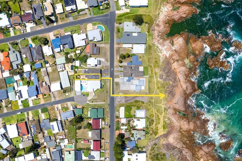 Bel Air, 8A Ocean Ave - pet friendly, water views and air con - Image 1