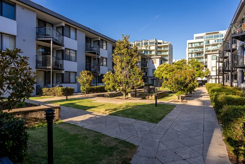 South Perth Garden Apt | Free Parking + River Walk - Image 1