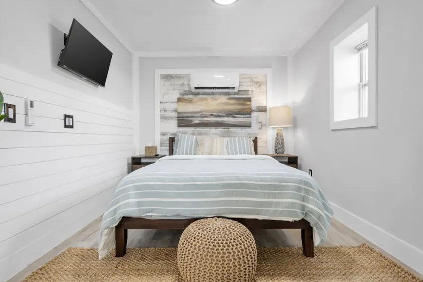 Perfect for 2! Queen Suite - Walk to Beach - Image 1