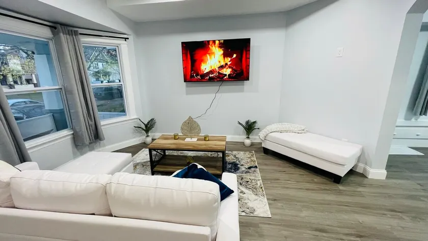 Fun Modern 4 beds Single Family Plus Game Room - Image 1