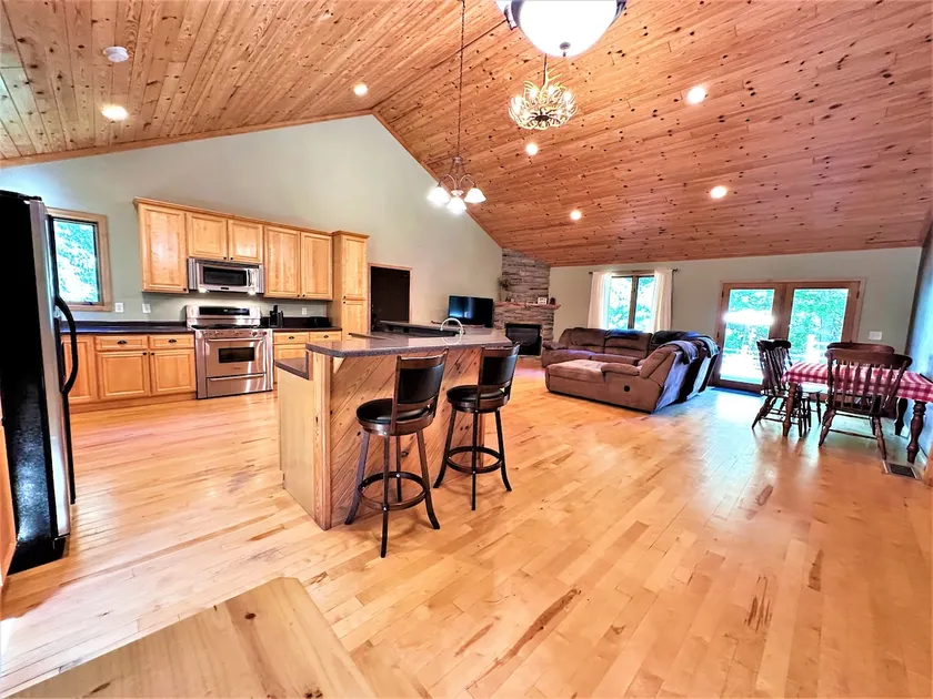 Elk Lodge, beautiful home with lake access - Image 1