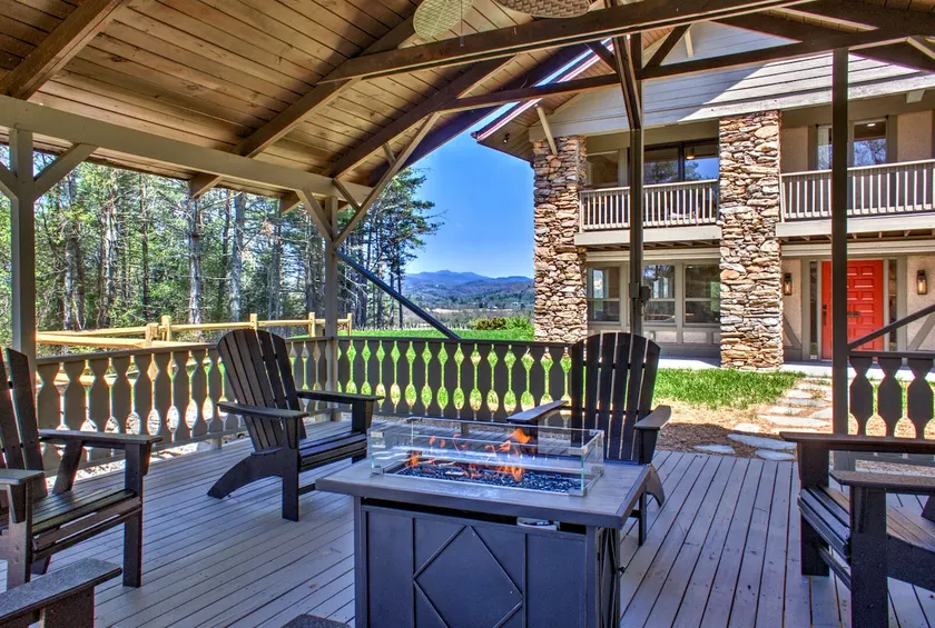 7 bdrm retreat with a hot tub & fire pit - Image 1