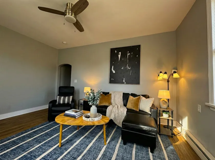 Stylish Retreat with King Bed & Fast WiFi - Image 1