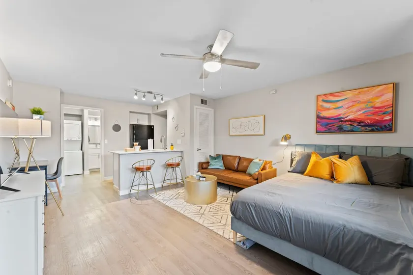 Cozy Efficiency Studios Close to Downtown and Domain - Image 1