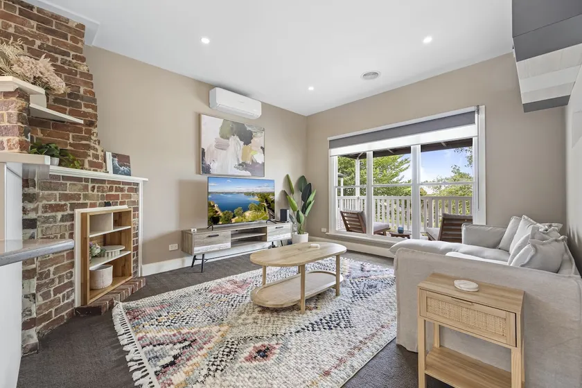 Lovely 3-Bed with Alfresco Dining in Prime Suburb - Image 1