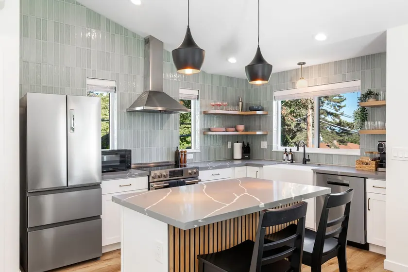 Maple Leaf Retreat |2BD 3B| Garage Parking - Image 1