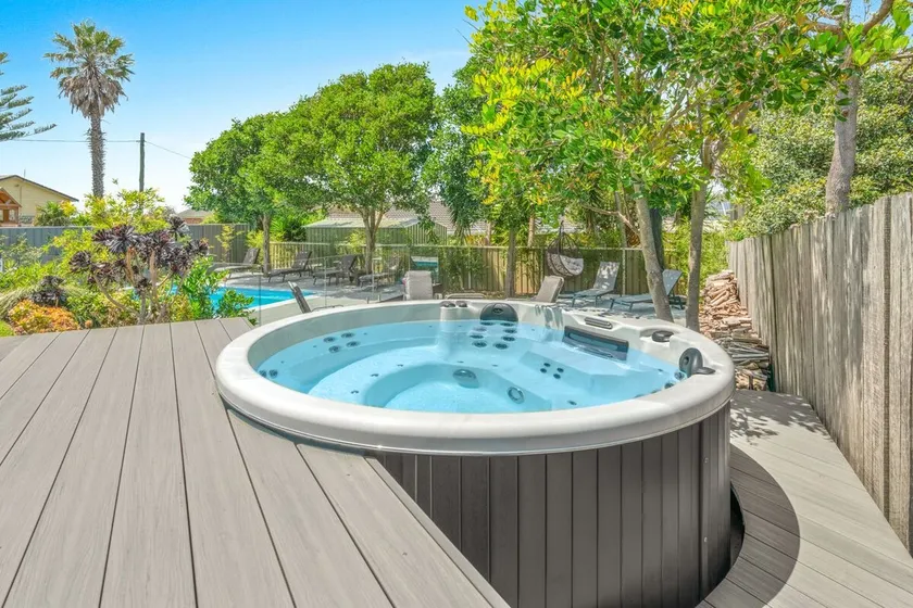 Sea La Vie - Pet Friendly with Fireplace and Swimming Pool & Spa - Image 1