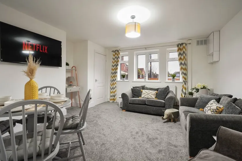 Cosy Full Home | Free Parking | Walk to Amenities - Image 1