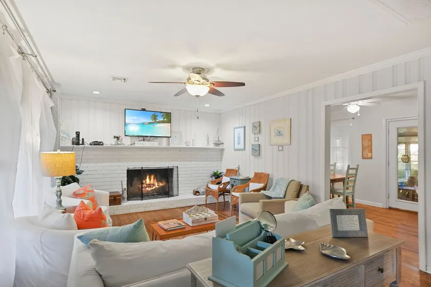 Artist's Cottage - Comfortable Pet friendly home 1 mile from the beach! - Image 1